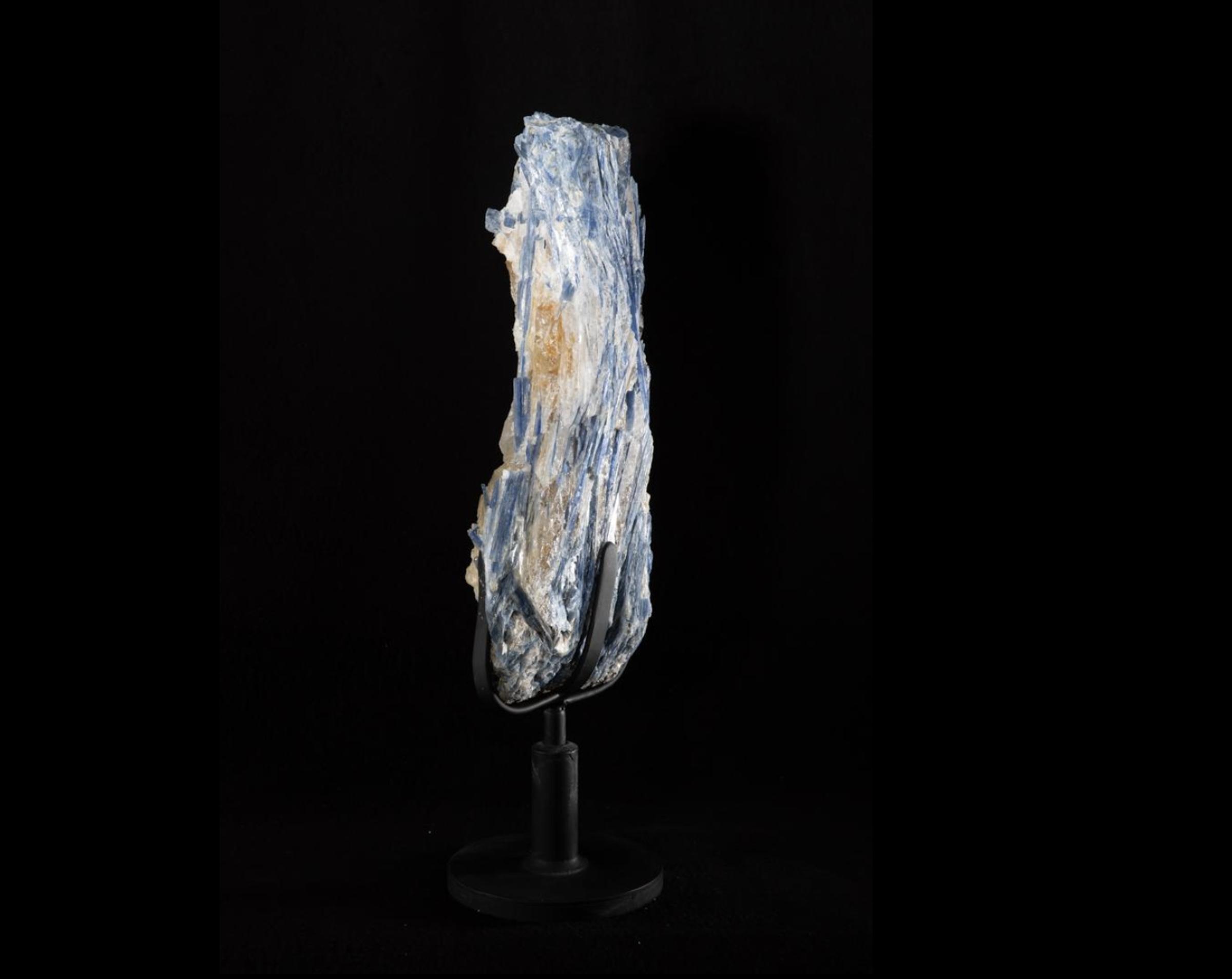 Kyanite in quartz matrix on rotating metal base - 161359d1 c4cb 4910 adc9 47682507857f - V0292