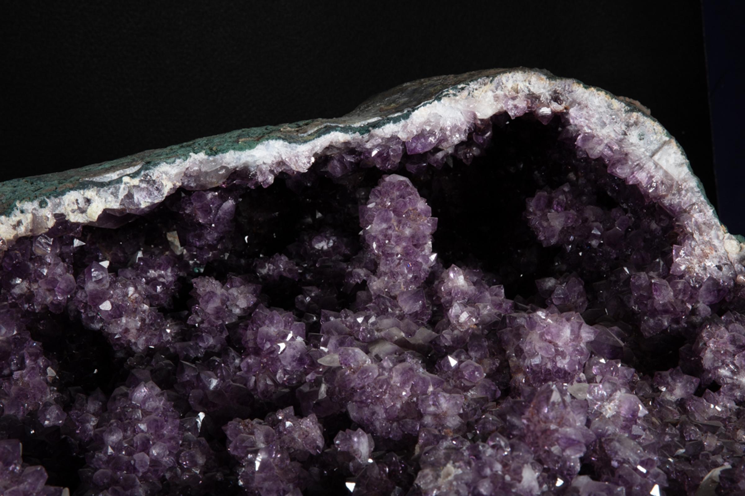 Amethyst geode with calcite - St1gallerya0177 10 - A0177