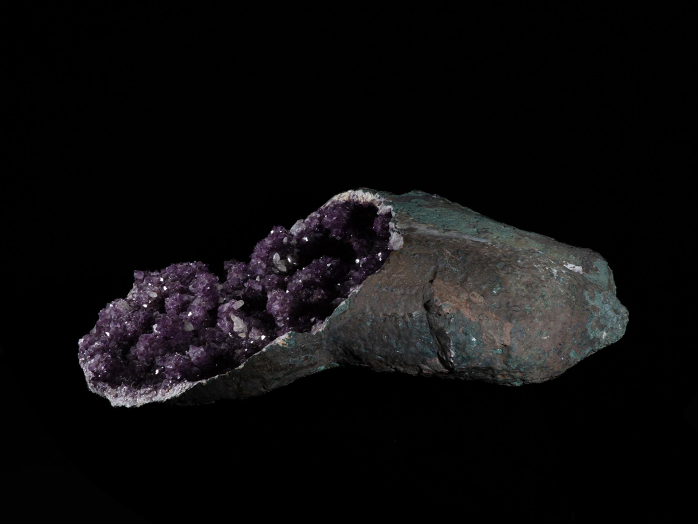 Amethyst geode with calcite - St1gallerya0177 15 - A0177