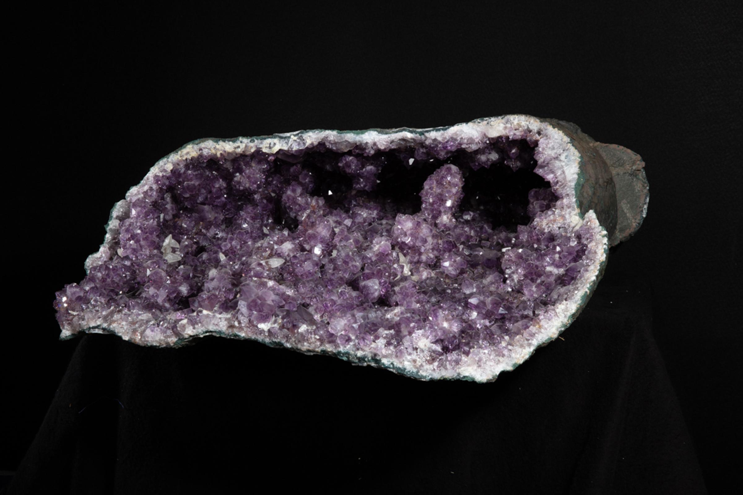 Amethyst geode with calcite - St1gallerya0177 2 - A0177