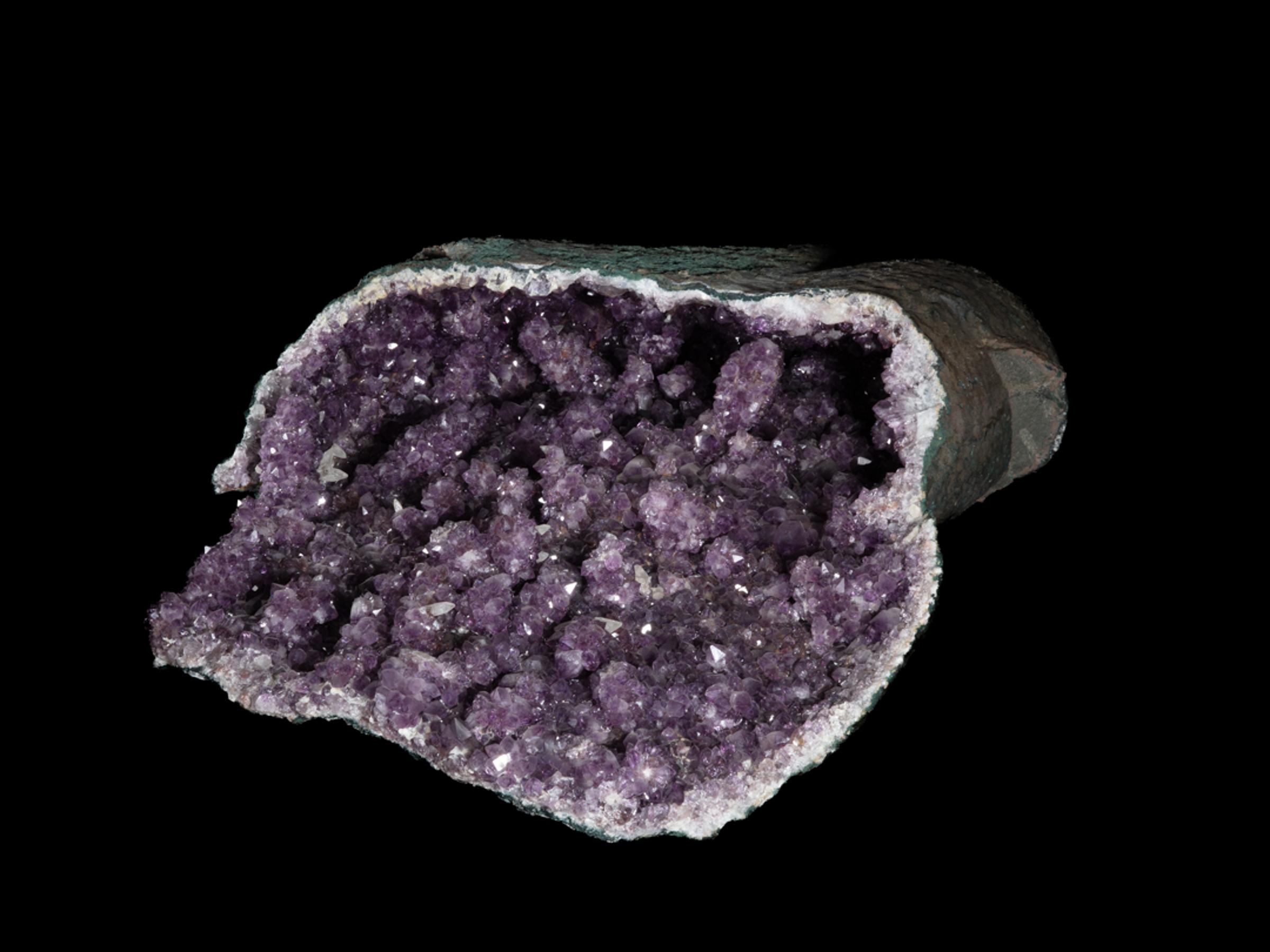 Amethyst geode with calcite - St1gallerya0177 7 - A0177