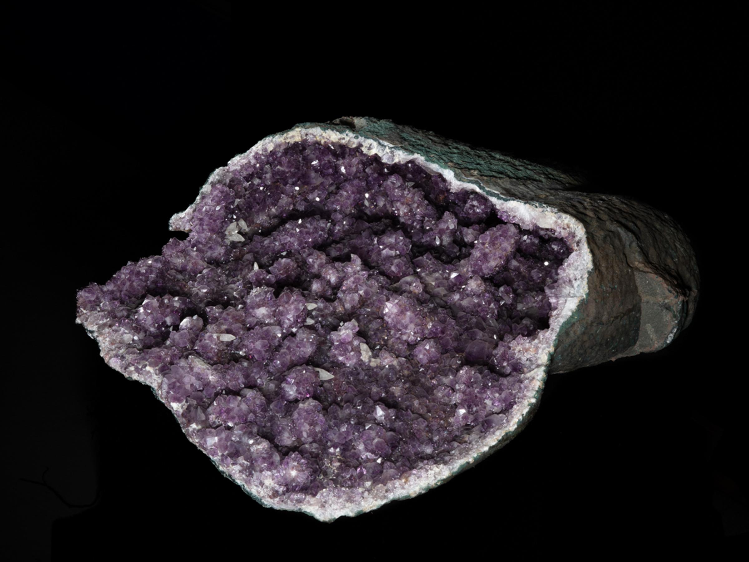 Amethyst geode with calcite - St1gallerya0177 8 - A0177