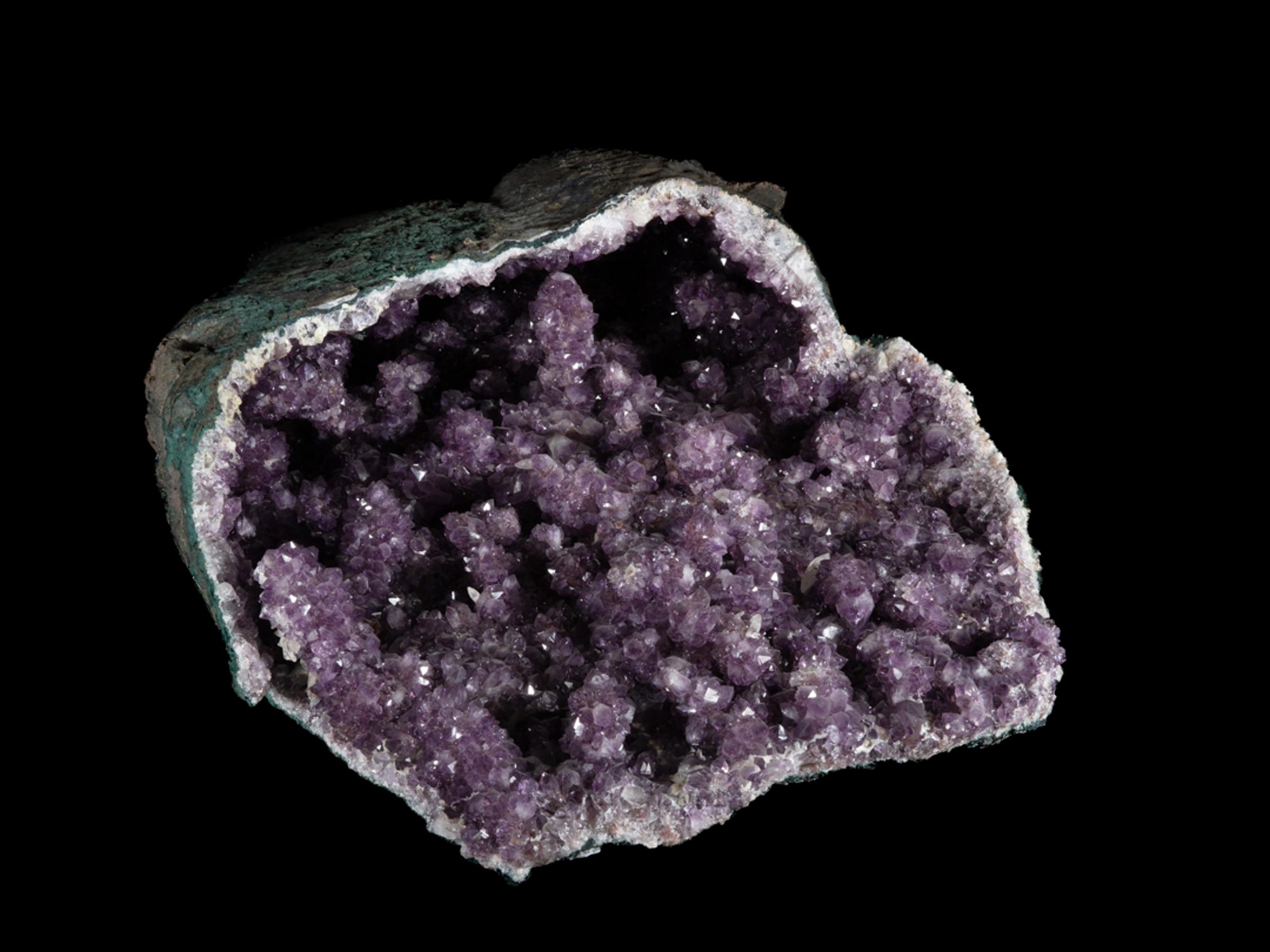 Amethyst geode with calcite - St1gallerya0177 9 - A0177