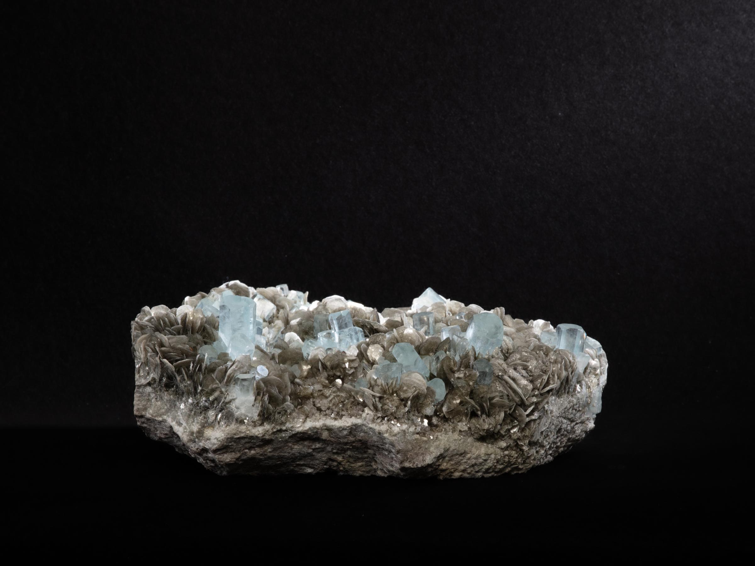 Aquamarine cluster on muscovite - St1galleryv0426 9649 - V0426