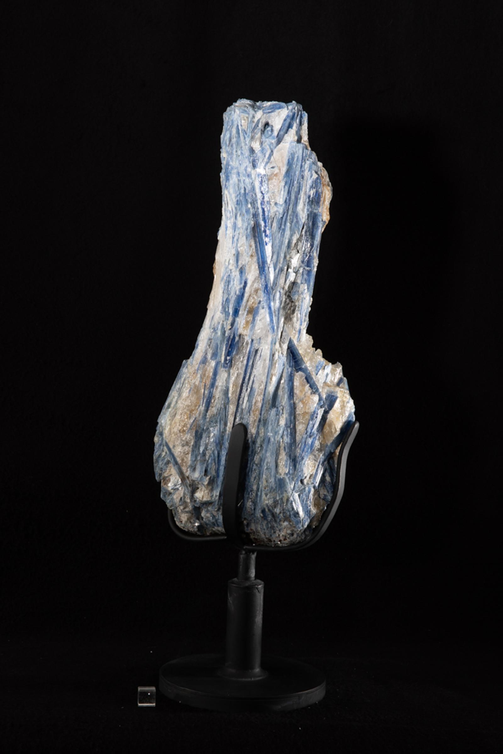 Kyanite in quartz matrix on rotating metal base - St1v0292 7561 - V0292
