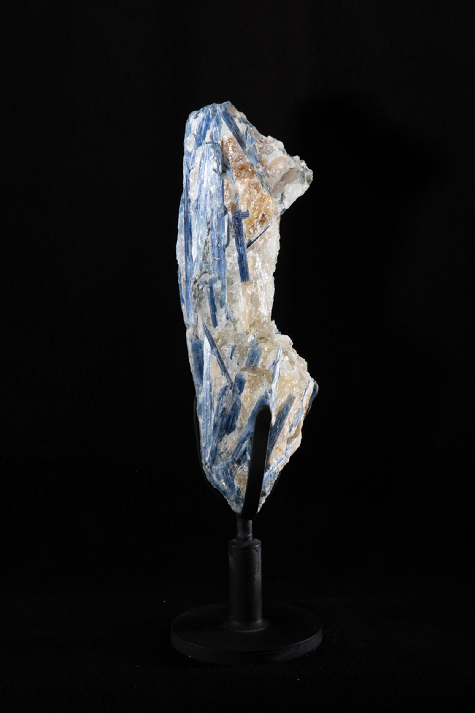 Kyanite in quartz matrix on rotating metal base - St1v0292 7566 - V0292