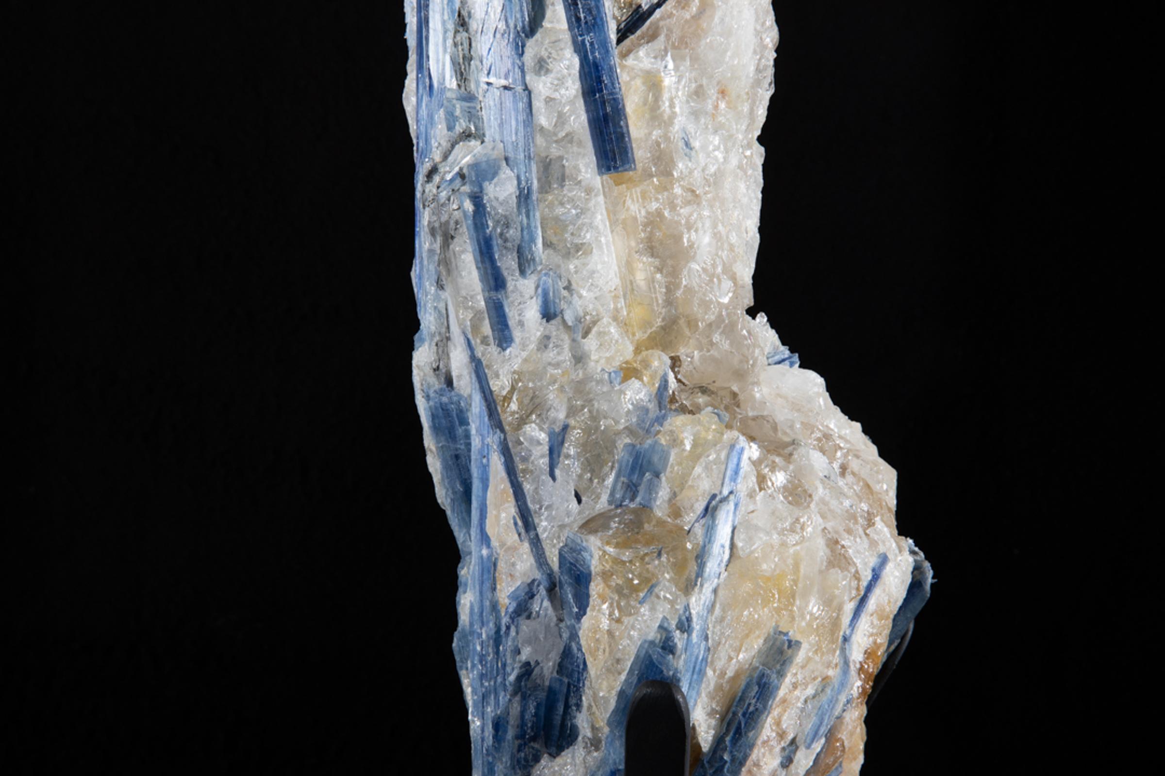 Kyanite in quartz matrix on rotating metal base - St1v0292 7567 - V0292