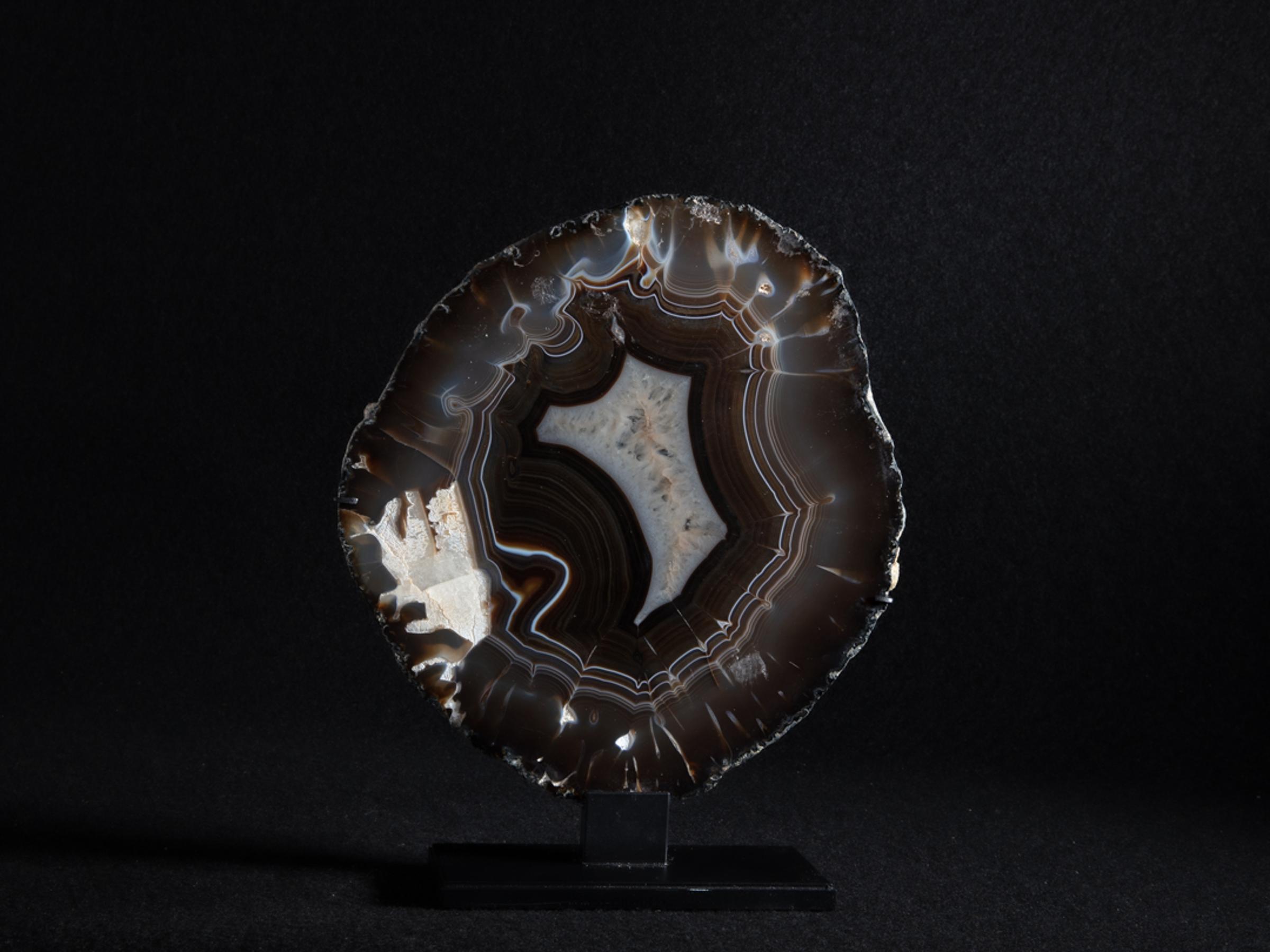 Agate slice on metal base - Stonegalleryv0404 2 - V0404