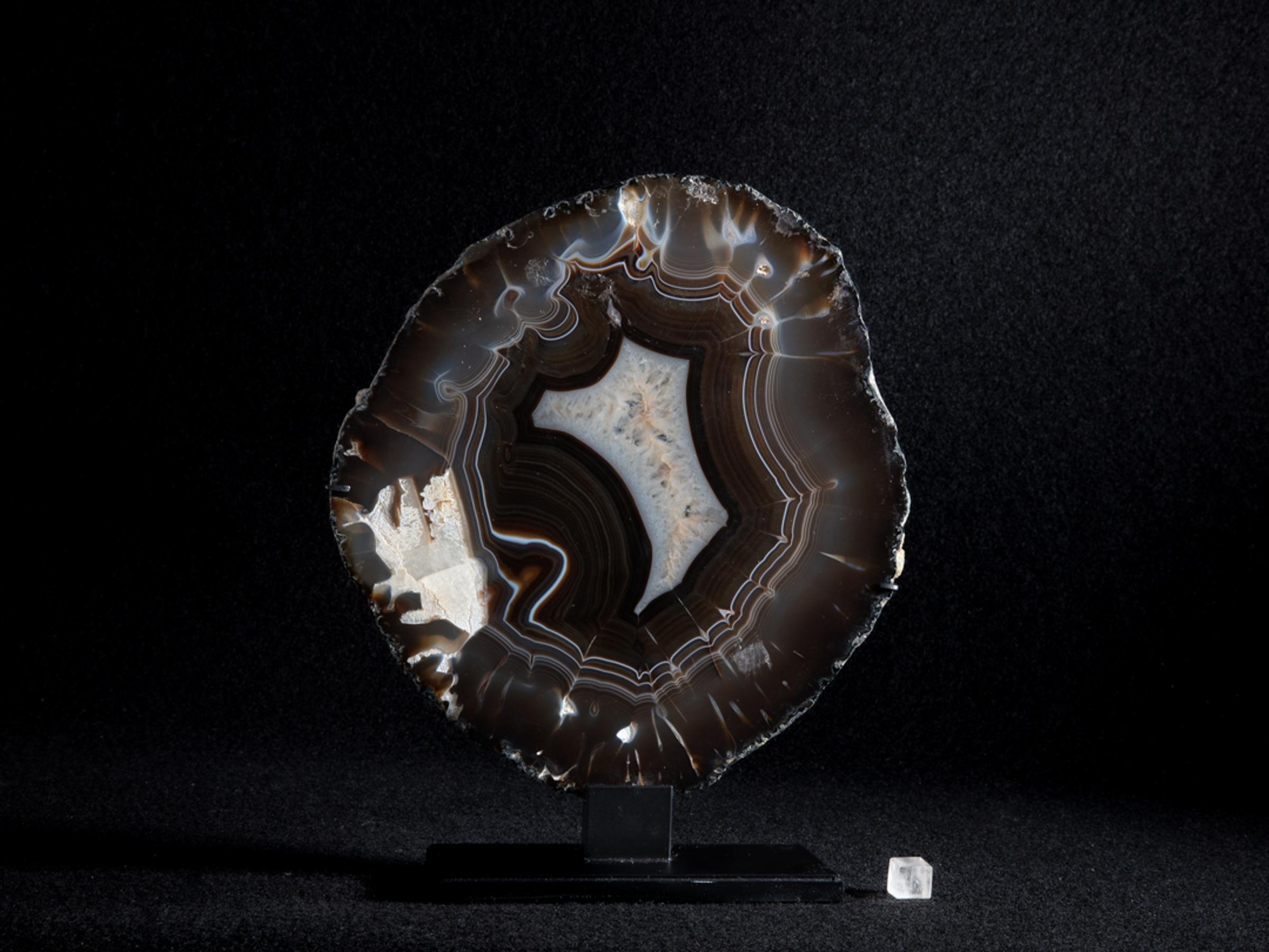 Agate slice on metal base - Stonegalleryv0404 - V0404