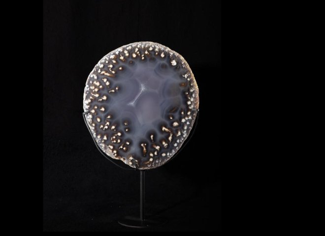 Agate slice on metal base - 2104b7ac 698d 45ff ada3 facf9430fe7a - V0289