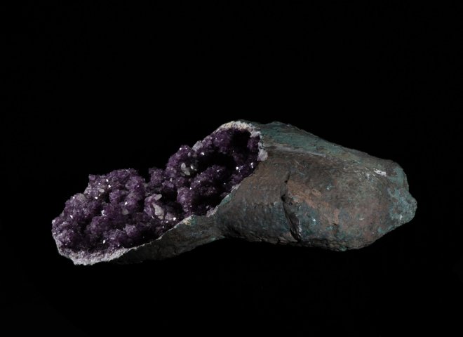 Amethyst geode with calcite - St1gallerya0177 15 - A0177