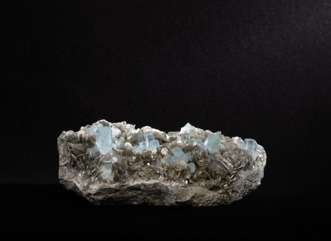 Aquamarine cluster on muscovite - St1galleryv0426 9649 - V0426