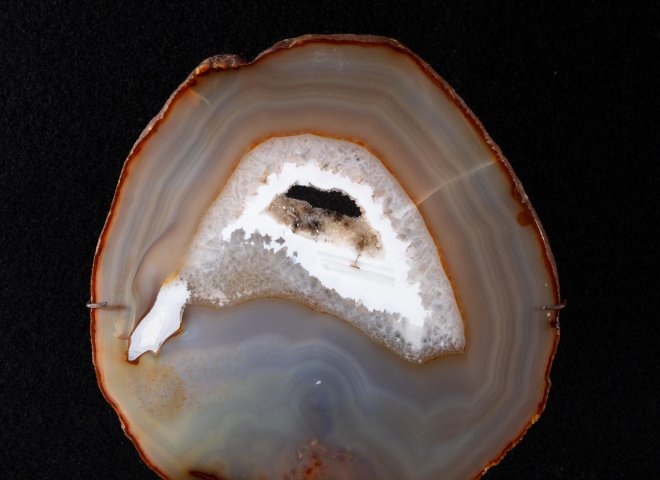Agate slice on metal base - St1galleryv0473 0289 - V0473
