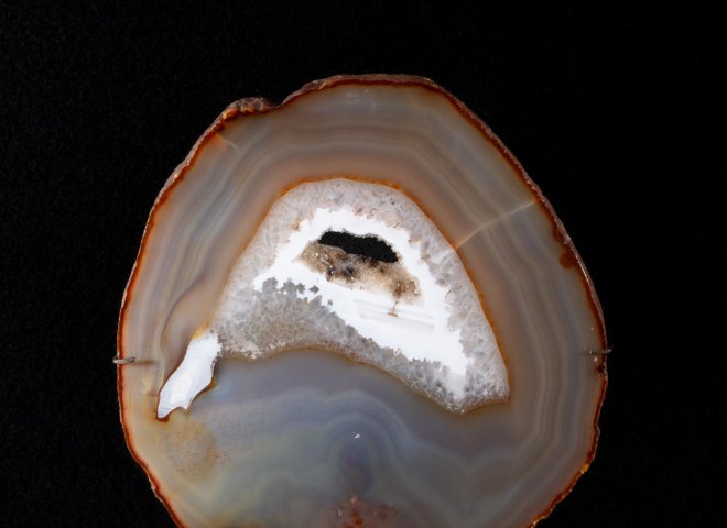 Agate slice on metal base - St1galleryv0473 0290 - V0473
