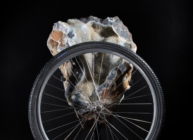 Chalcdeony all natural on rotating metal base - Stonegalleryv0484 0737 - V0484
